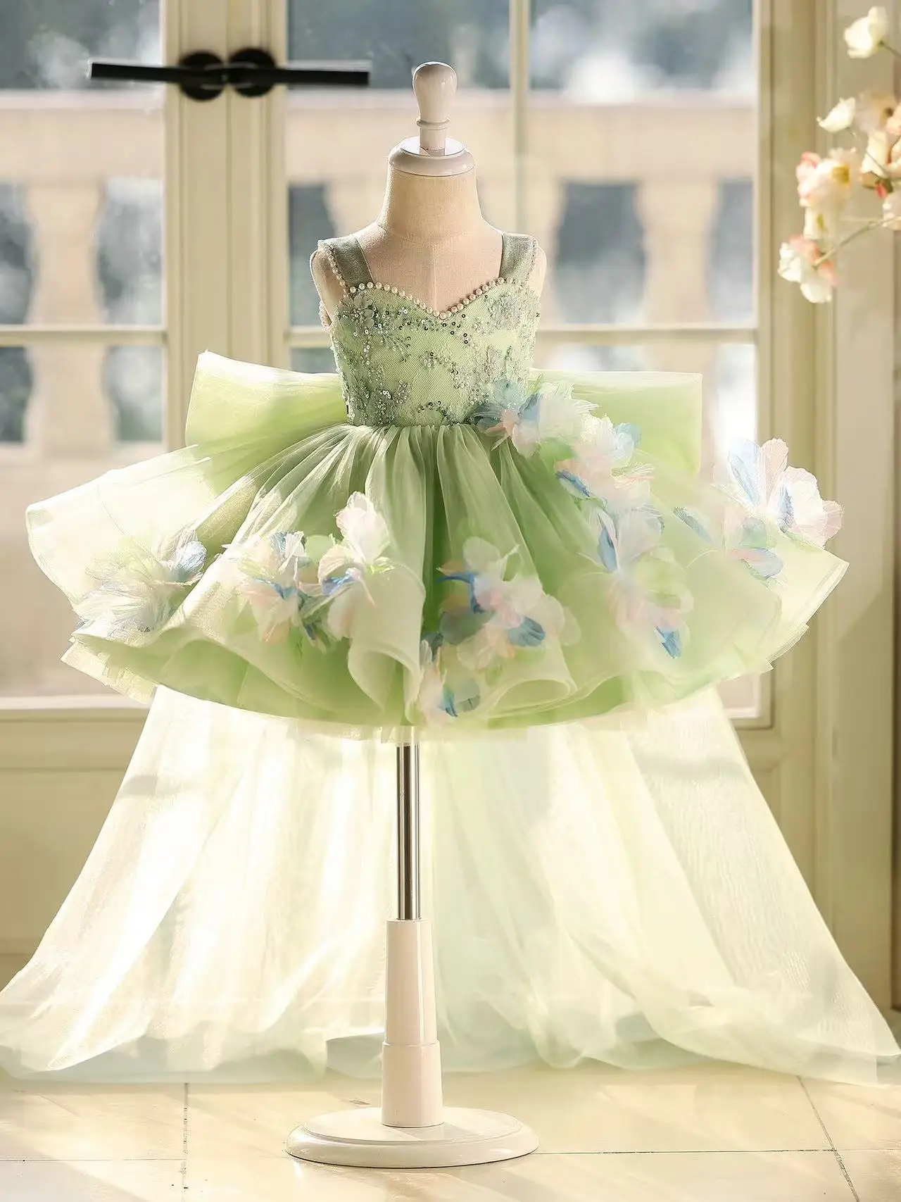 Maßgeschneidertes Sweetheart Grünes Frühlings-3D-Blumen-Ballkleid Ärmelloses Blumenmädchenkleid mit Abnehmbarer Schleppe Festliches Kleid 2026 – Detail 3
