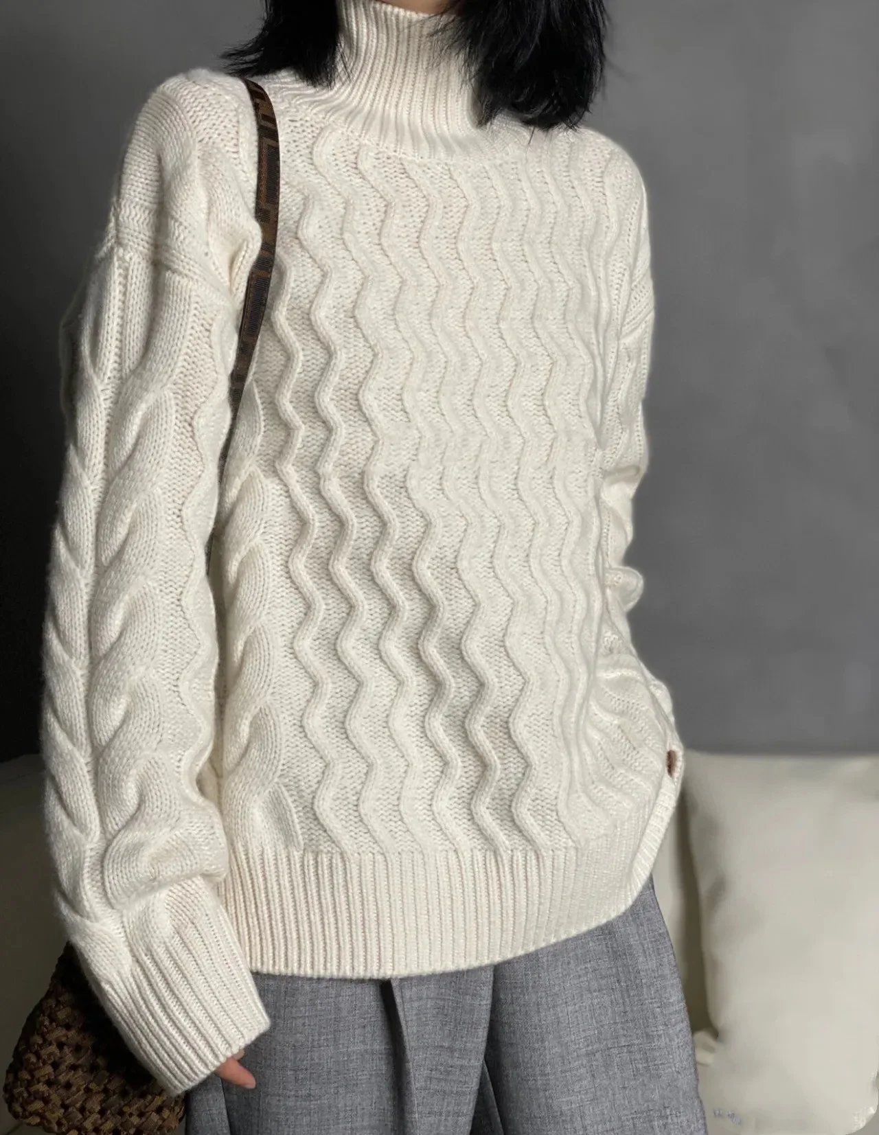 เสื้อสเวตเตอร์แคชเมียร์กึ่งคอเต่าขนาดบวกของผู้หญิงหนา Bottoming แฟชั่นโจ๊กเกอร์สําหรับฤดูใบไม้ร่วงและฤดูหนาว