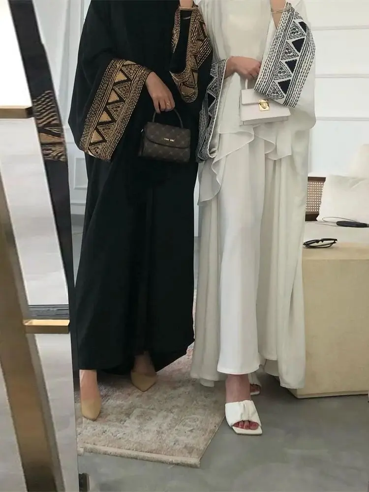 2024 Estate Eid Nero Bianco Ricamo Aperto Modesto Abaya Dubai Kimono Musulmano Abaya Per Le Donne Abiti Caftano Abbigliamento Islamico