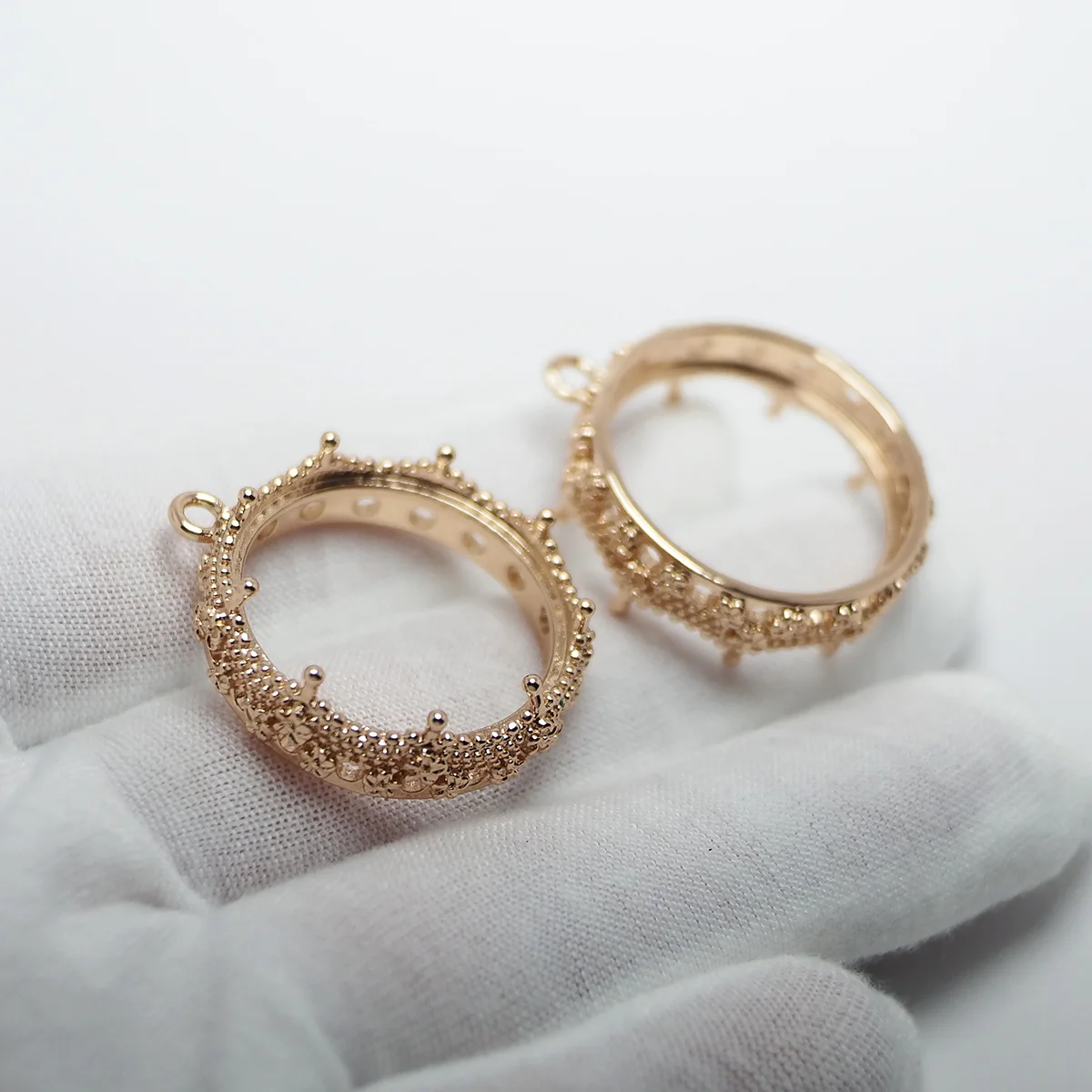 1pcs Classy Crown Charms, Gold Color Plated Brass Vintage Pendant, Jewelry Necklace Making, Inlayable Bridal Jewelry, ID 25mm view 3