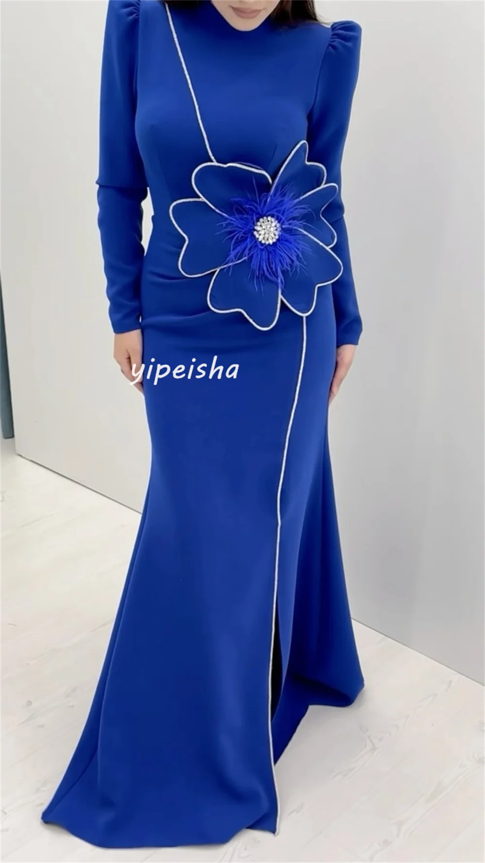 Personalizado elegante estilo moderno Jersey pluma Rhinestone hecho a mano flor plisado sirena cuello alto vestidos largos vestidos de noche