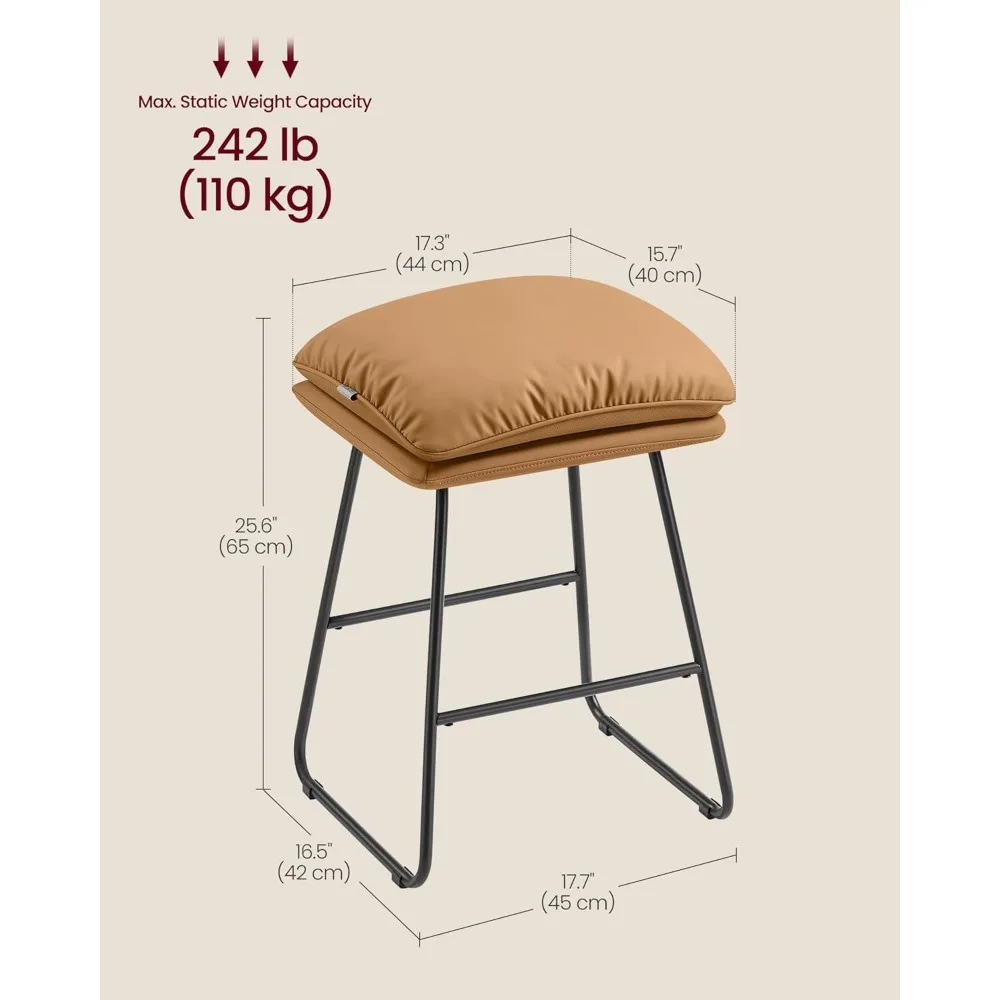 Zestaw 2 skórzanych stołków barowych o wysokości lady z metalowymi nogami i miękką wyściółką zapewniającą komfortowe siedzenie.