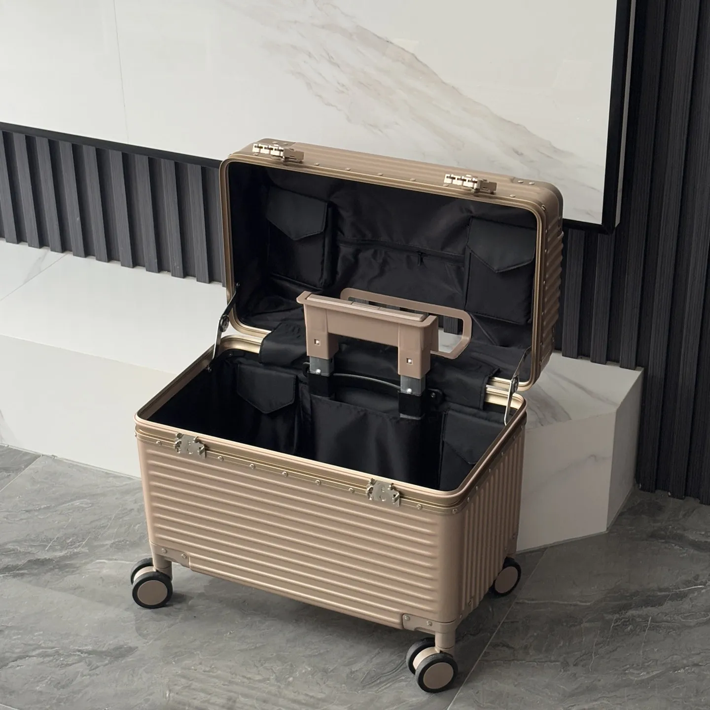 Top clamshell type small magnesium aluminum alloy 20-inch universal wheel carry-on suitcase TSA lock