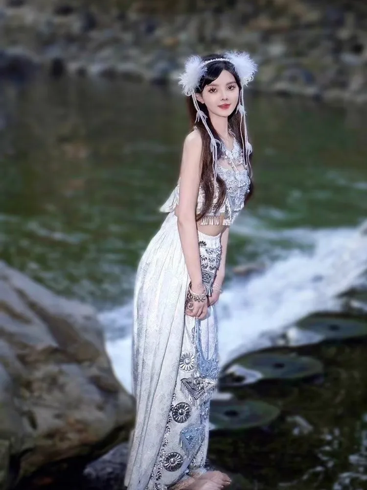 

Ethnic costume white strapless long dress travel photo set plush headwear necklace