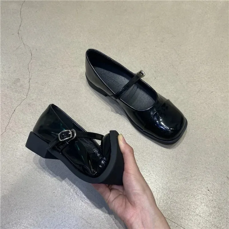 

2024 Spring and Summer Fashion New Line Buckle Leather Shoes Simple Thick Sole Beautiful Small Leather Shoes