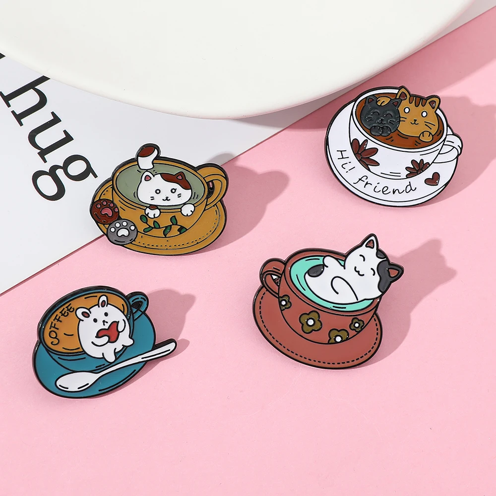 Cartoon Cat Cup Spille smaltate Gatti personalizzati Caffè Spille animali per bambini Amici Borsa Vestiti Spilla Gattino Distintivo Gioielli Regalo