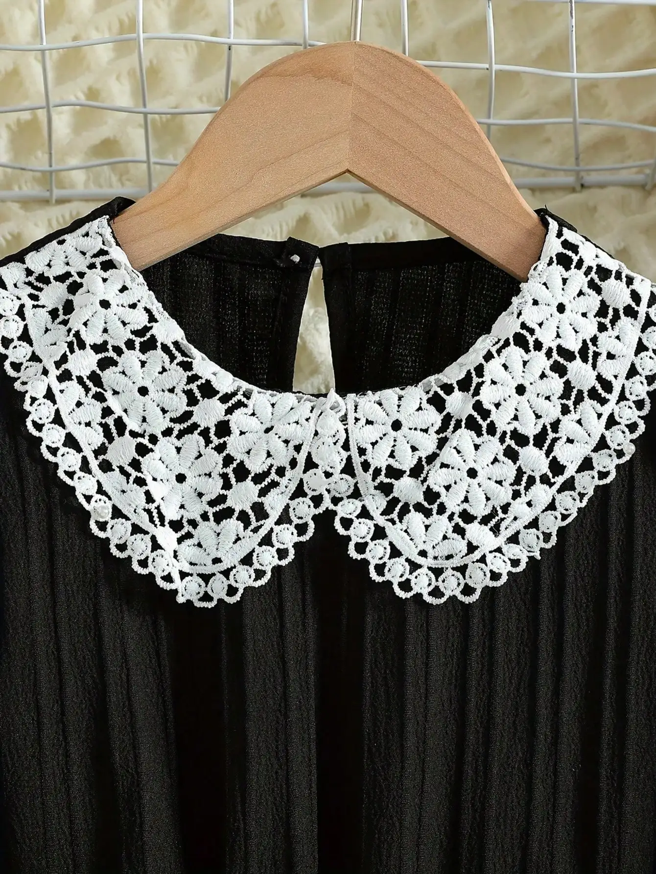 Kinderkleid mit Spitze, langen Ärmeln, Rundhalsausschnitt, tailliertem Schnitt, Laternenärmeln, einfarbig, mittellanger Rock – Detail 4