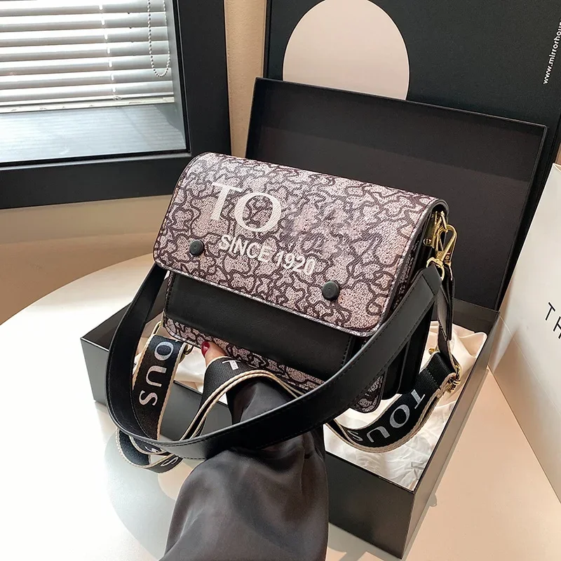 Borsa da donna di vendita calda 2024 borsa a tracolla di moda con cerniera di alta qualità borsa a tracolla portatile alla moda in tela di colore solido