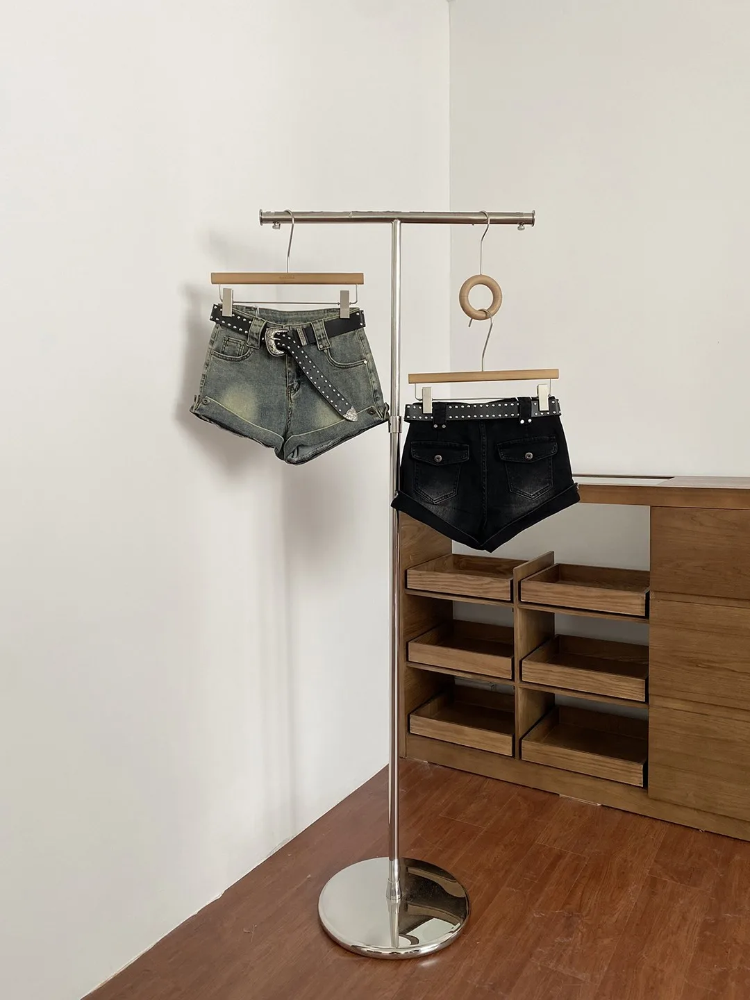 

Ретро-джинсовые шорты с высокой талией в американском стиле для женщин, утягивающие, А-силуэт, сексуальный девичий стиль, летние модные джинсы, высокая эластичность, полиэстер...