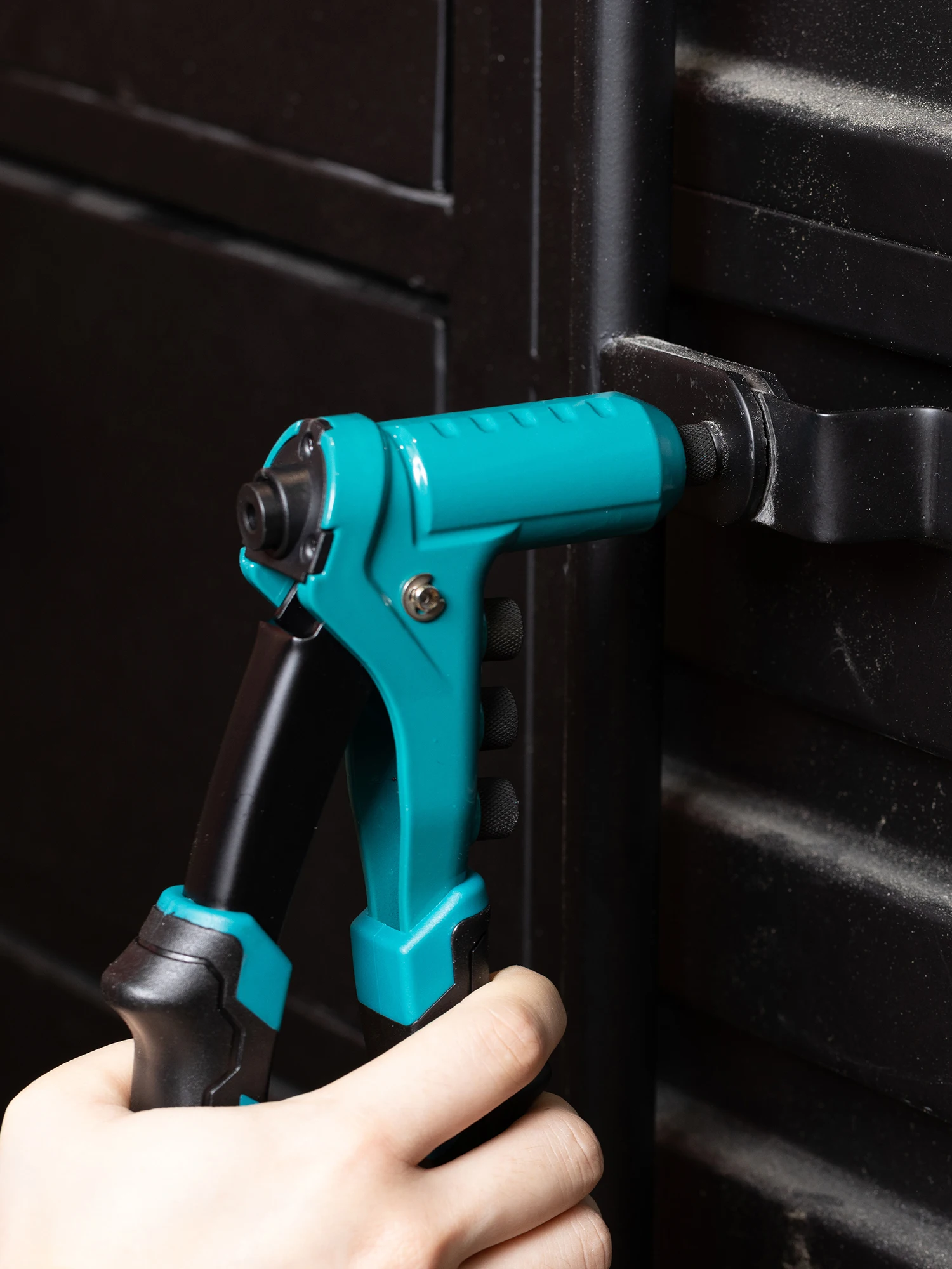 One-Handed Rivet Gun, Pop Rivet Gun Set, Professional Hand Riveter, Manual Riveting Tool with 200 Rivets for Metal, Includes 4 Drill Bits, 4 Tool-Free Interchangeable Heads, Storage Case