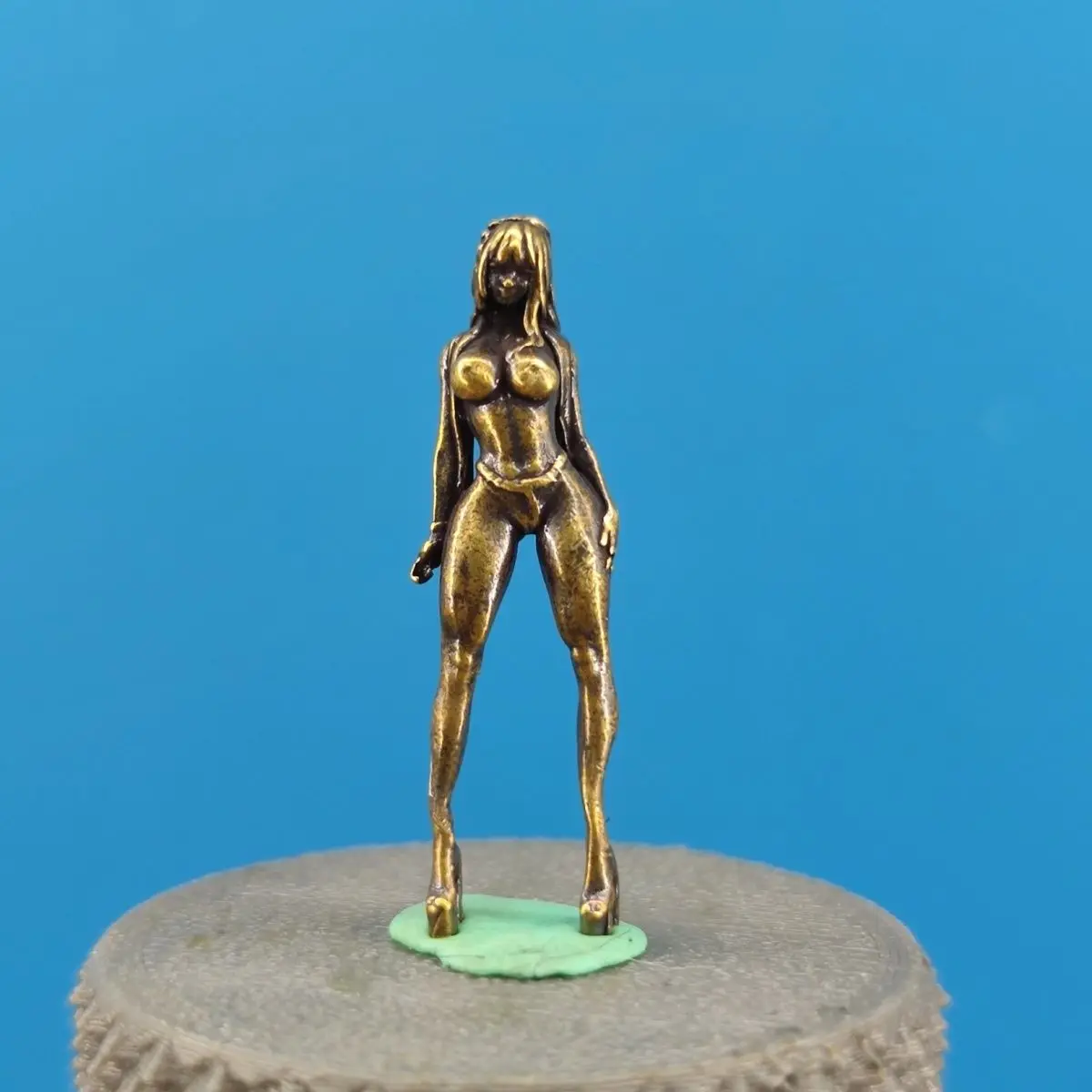 Brass Anime 2D Sexy Beauty Rabbit Girl Chibi Model with Follow-Eye Feature for Car Ornament