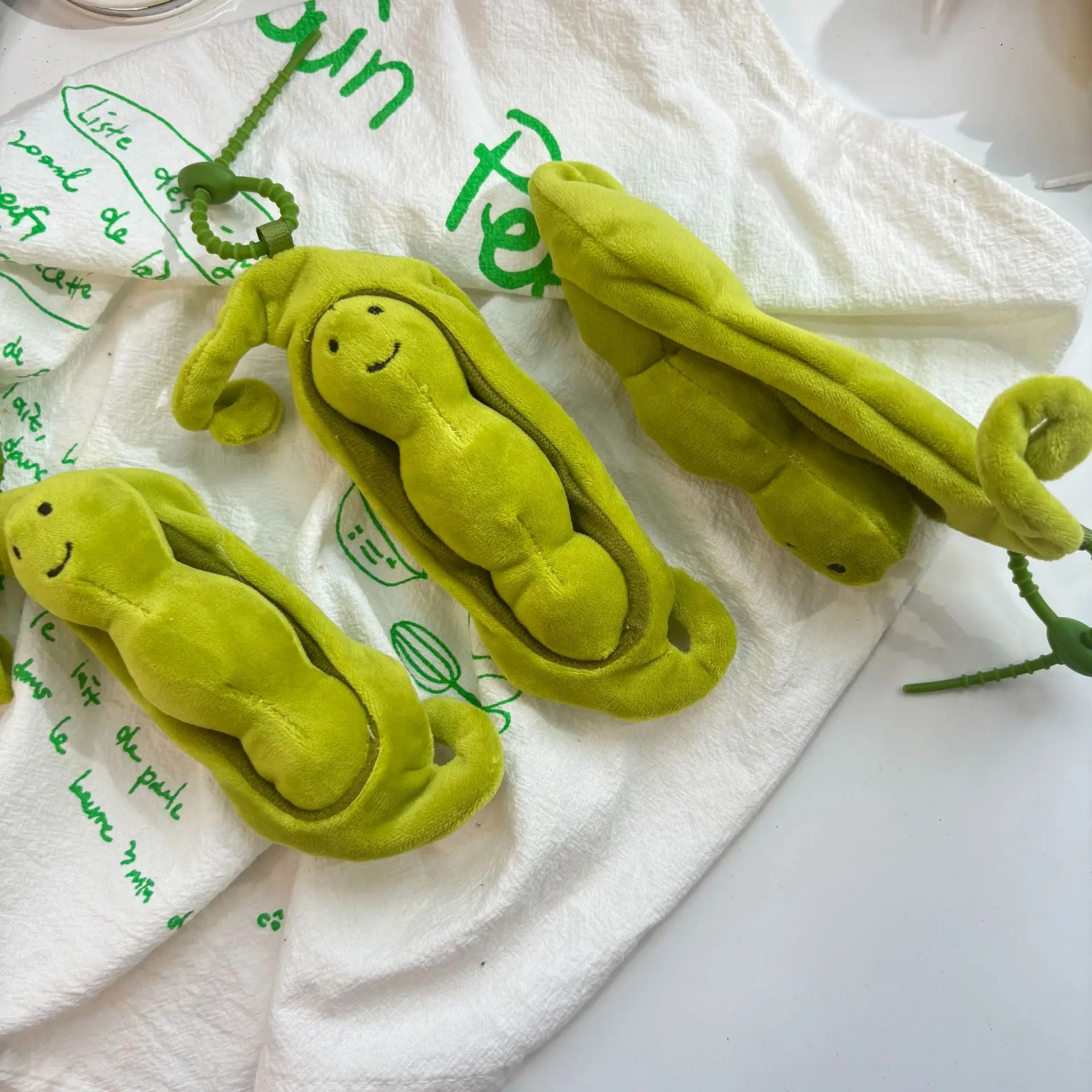 Cute Japanese Style Pea Pod Vegetable Plush Toy Pendant Keychain Creative Gift Simulation Pea Pod Plush Doll Bag Decor Keychain