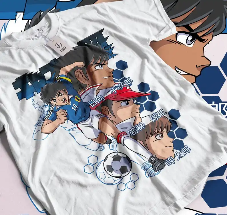 T-shirt unisex leggendario eroe di calcio - stile anime giapponese, azione sportiva classica, abbigliamento Otaku, vibrazioni retrò anni '80, Japa