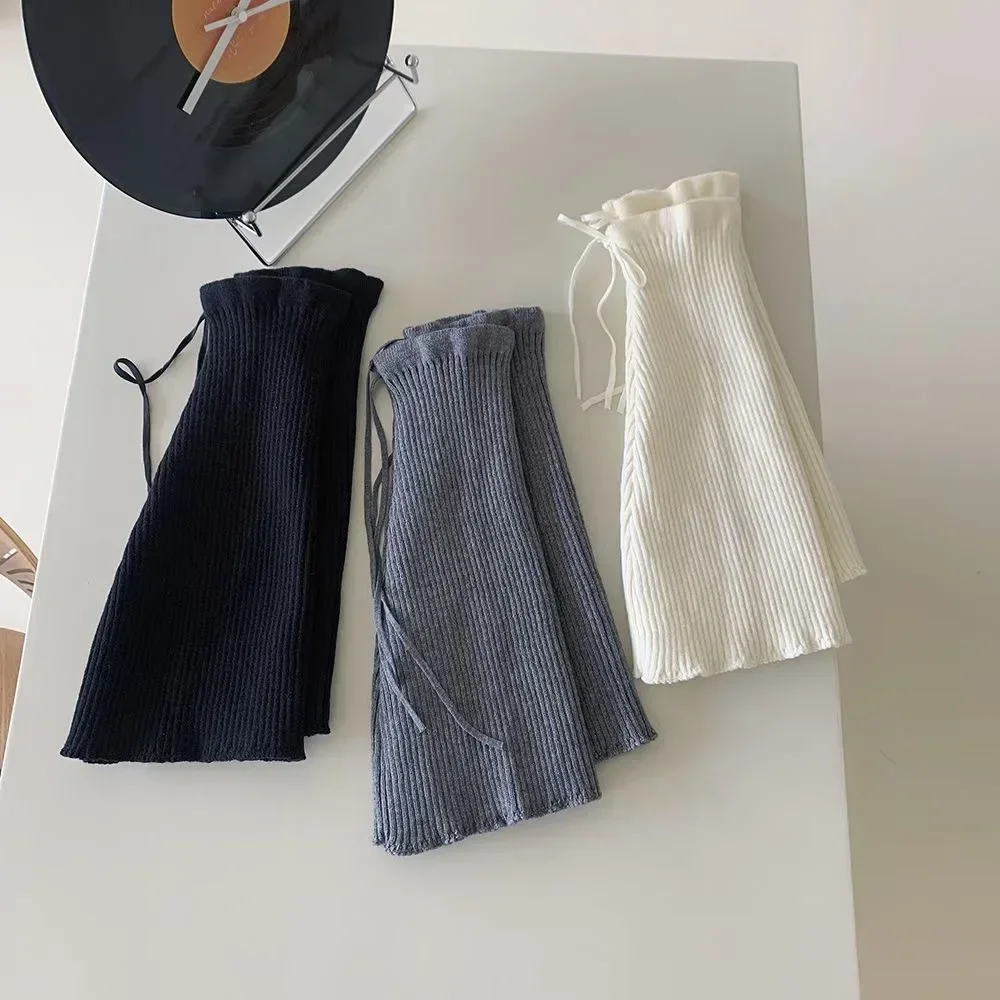 جوارب جديدة رائجة البيع لخريف وشتاء 2025 بلون سادة وأشرطة متخصصة تصميم يغطي الساق بسيطة وعصرية