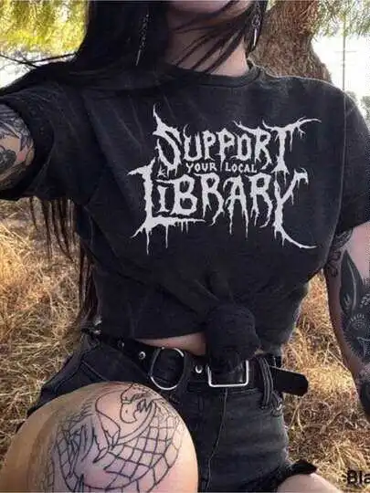camiseta-unissex-de-manga-curta-estilo-dark-metal-americano-com-letras-de-espinhos-confortavel-e-solta-para-casais