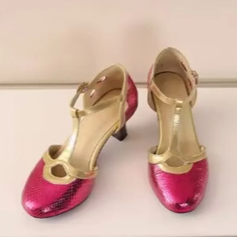 صنادل نسائية صيفية موديل 2025 بمقدمة مغلقة موضة مطابقة الألوان للمكتب والوظيفي جديد مقاس كبير بكعب بحزام بإبزيم متين للنساء