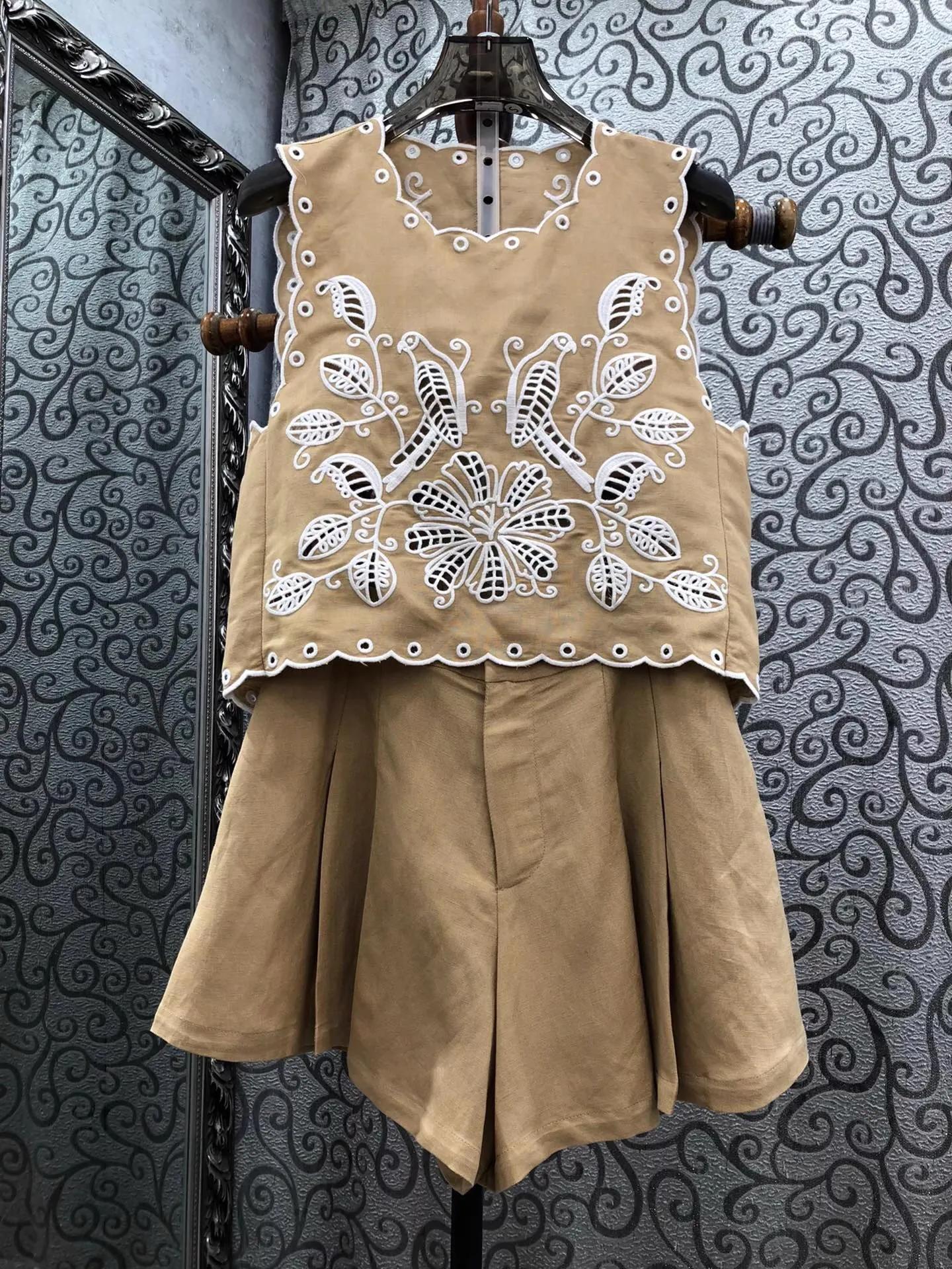 

Crop Sets 2025 Summer Fashion Short Sets High Quality Lady Hollow Out Embroidery Sexy Crop Tops+Elastic Waist Linen Short Suits