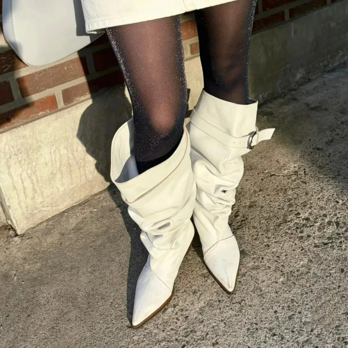 Nischen-Design Spitze Stiefel mit Gürtelschnalle, Gerüschte Stiefel mit Stacking-Effekt, Hohe Reitstiefel, Langschaftstiefel mit Stacking-Effekt für breite Waden