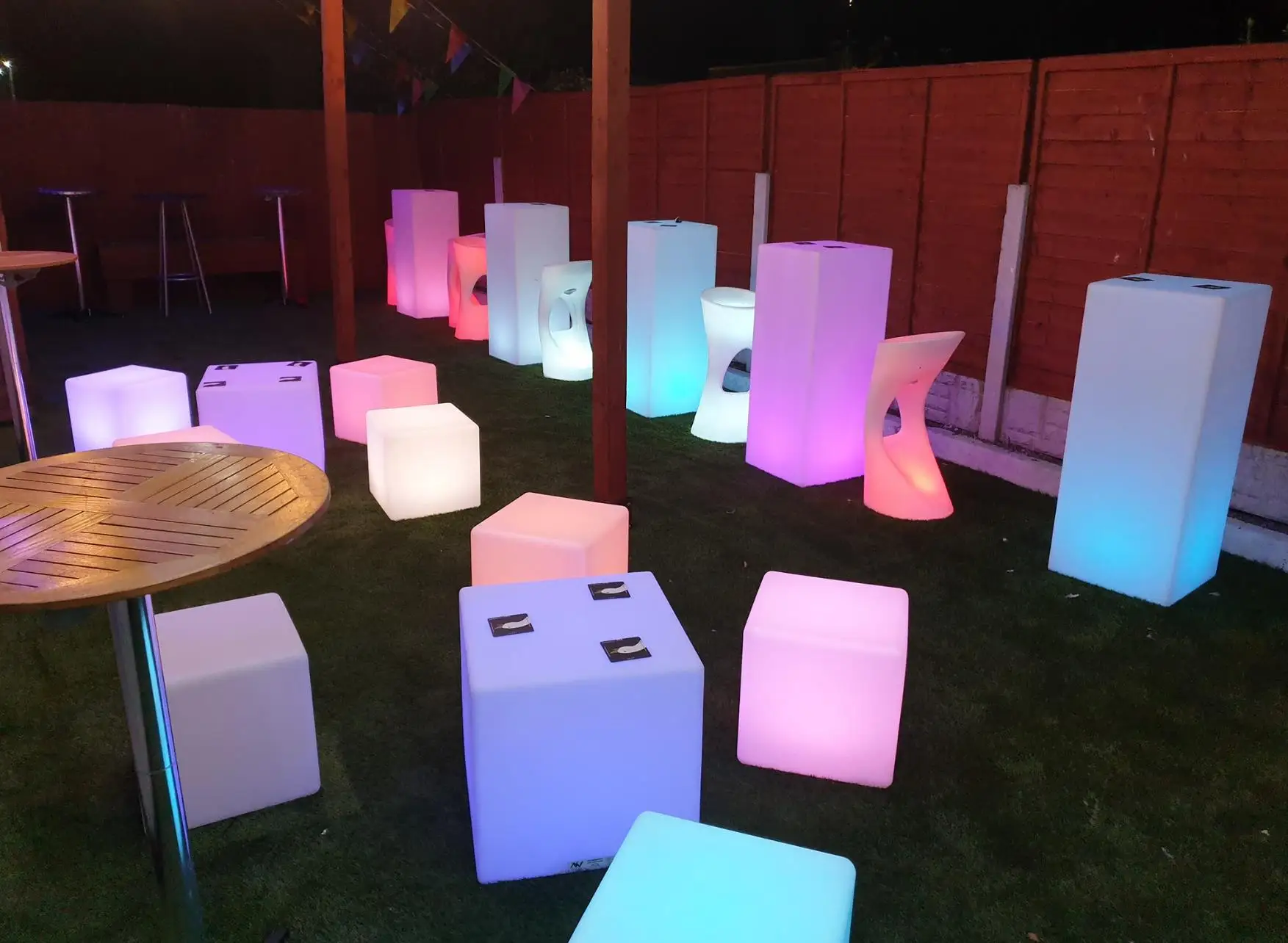 البلاستيك مربع طويل القامة بار Led عمود مربع العمود الزفاف طاولة كوكتيل ملهى ليلي قابلة للشحن Led الأثاث #4