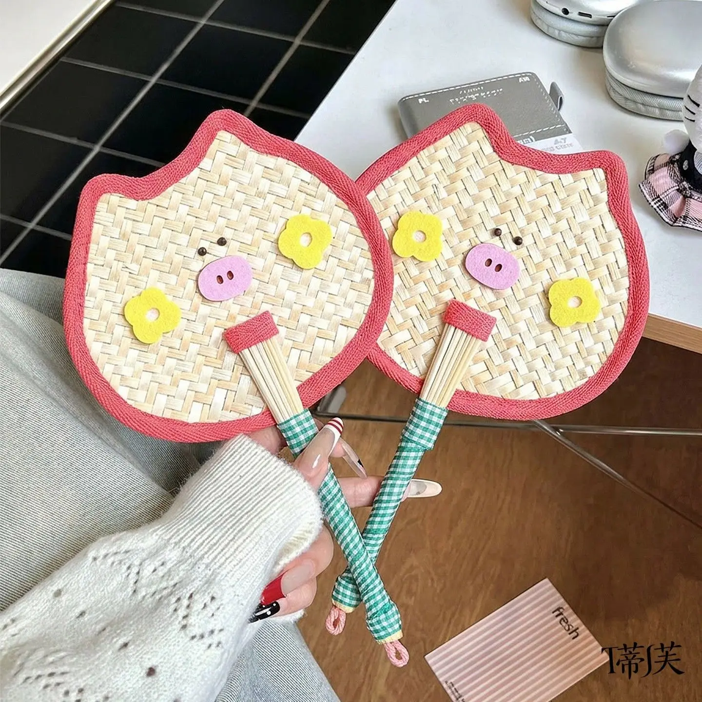 

Adorable Little Pig Fan Handwoven Wheat Straw Banana Leaf Portable High Aesthetic Value Home Use 2026 New Summer Model