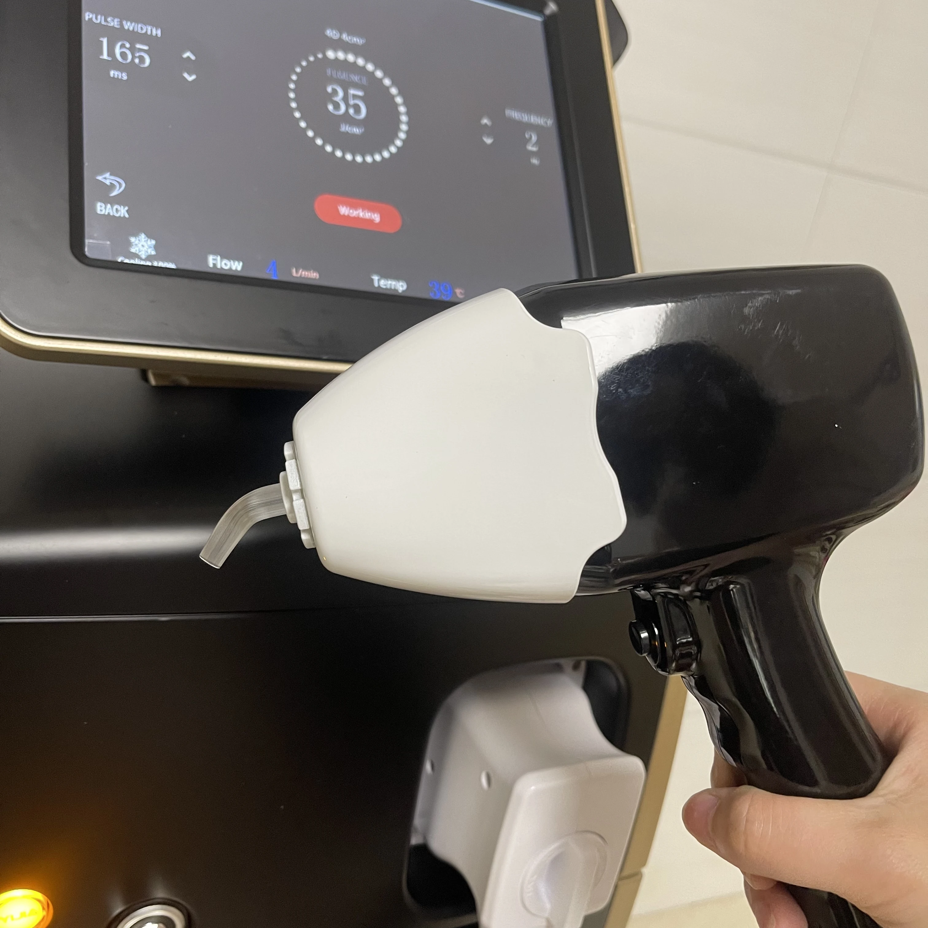 Professional Ice Cooling Diode Laser Hair Remover Machine 755nm 808nm 940nm 1064nm Multi‑Skin‑Tone Compatible Painless Hair Reduction Device Replace Waxing Tweezing Shaving Depilatory Cream For Beauty Salon Home Personal Body Hair Treatment