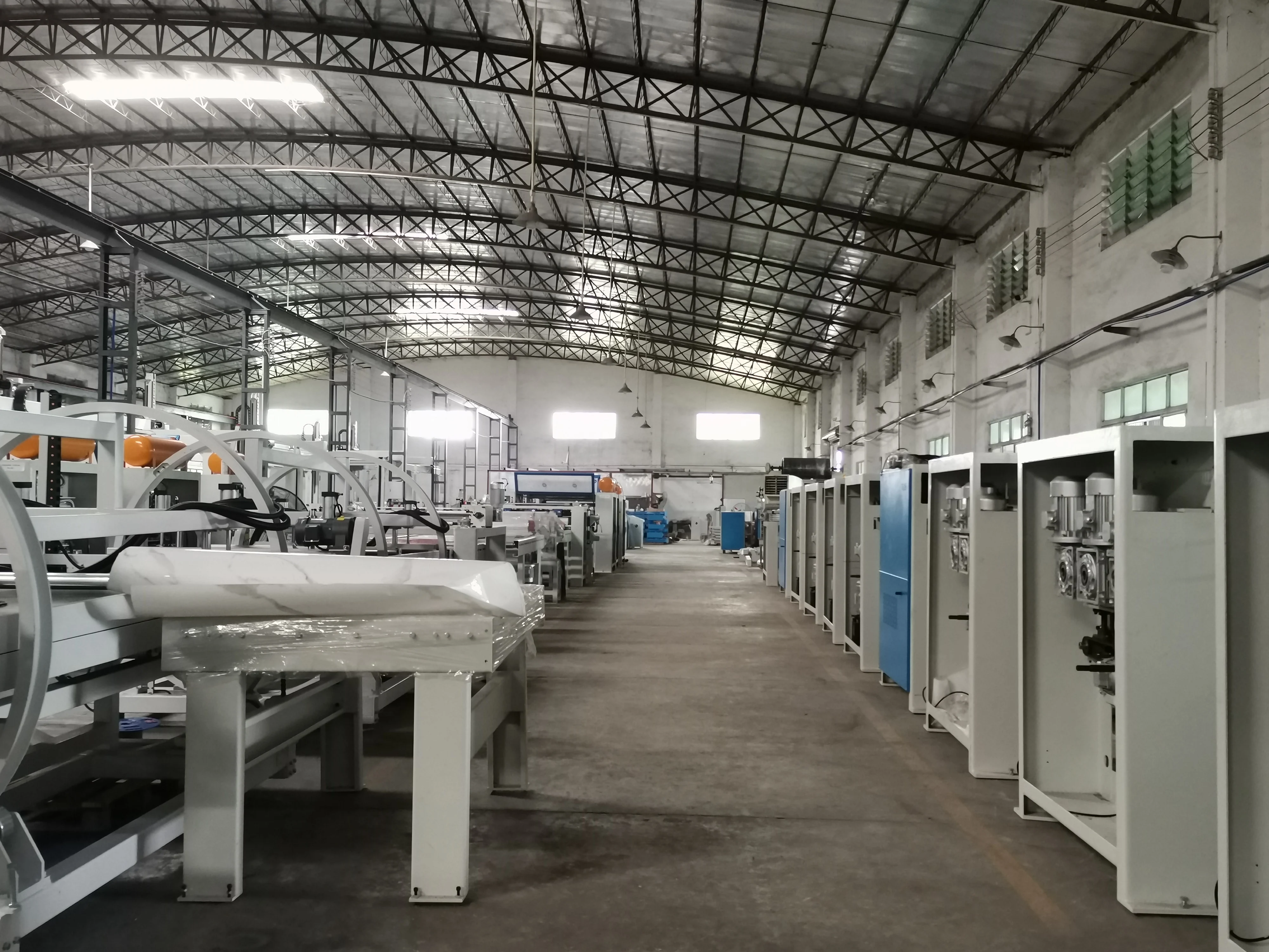 قوانغتشو المصنع مباشرة آلات النجارة آلة الإلتصاق الإلتصاق مفرشة الخشب الرقائقي MDF PVC رغوة مجلس آلة لصق