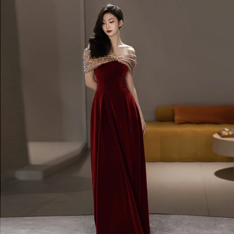 ชุดราตรีผ้าไหมสีแดงไวน์แบบไหล่เดียวสำหรับงานแต่งงาน งานหมั้น และงานเลี้ยงประจำปี