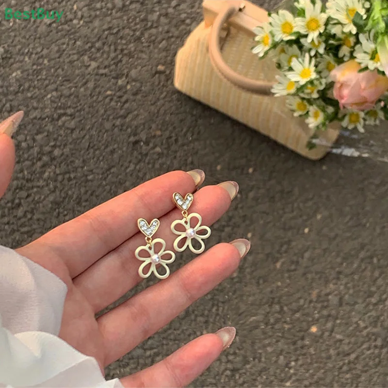 

Flower Pearl Earrings French Retro Temperament Drop Earring Light Luxury High-end Earrings For Women Gold Plating Jewelries