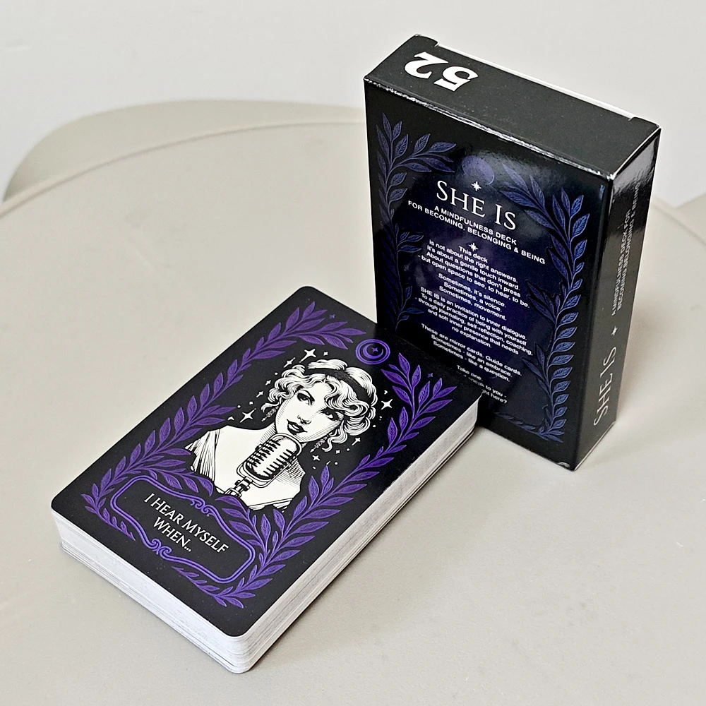 52 cartes réfléchissantes 9*6cm SHE IS : Un jeu de cartes de pleine conscience pour la croissance, l'appartenance et l'être