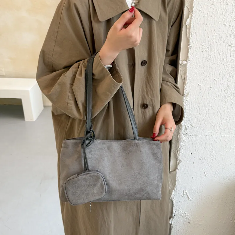 Simple, large-capacity, vintage-style suede handbag for women2026New autumn and winter collection: commuter shoulder bag and tot