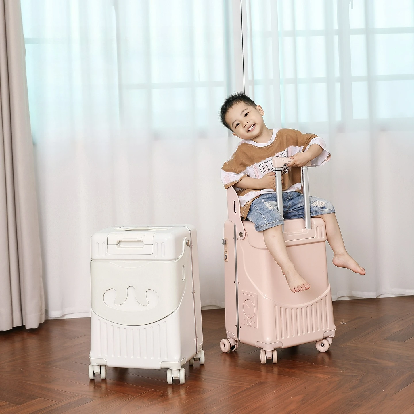 Children's suitcase A versatile, lazy-person's front-opening, extra-thick trolley suitcase perfect for strolling with kids.