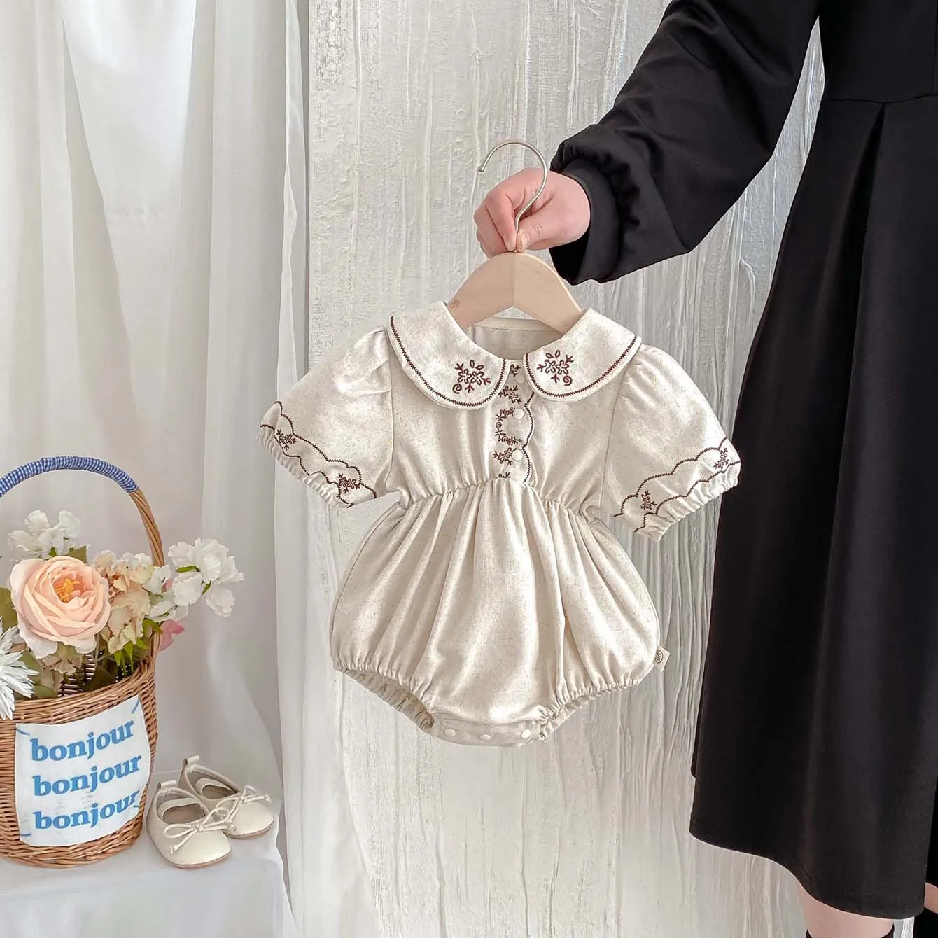 

INS new female baby summer clothes western style embroidered lapel short sleeve jumpsuit, baby summer fashion jumpsuit, suitable