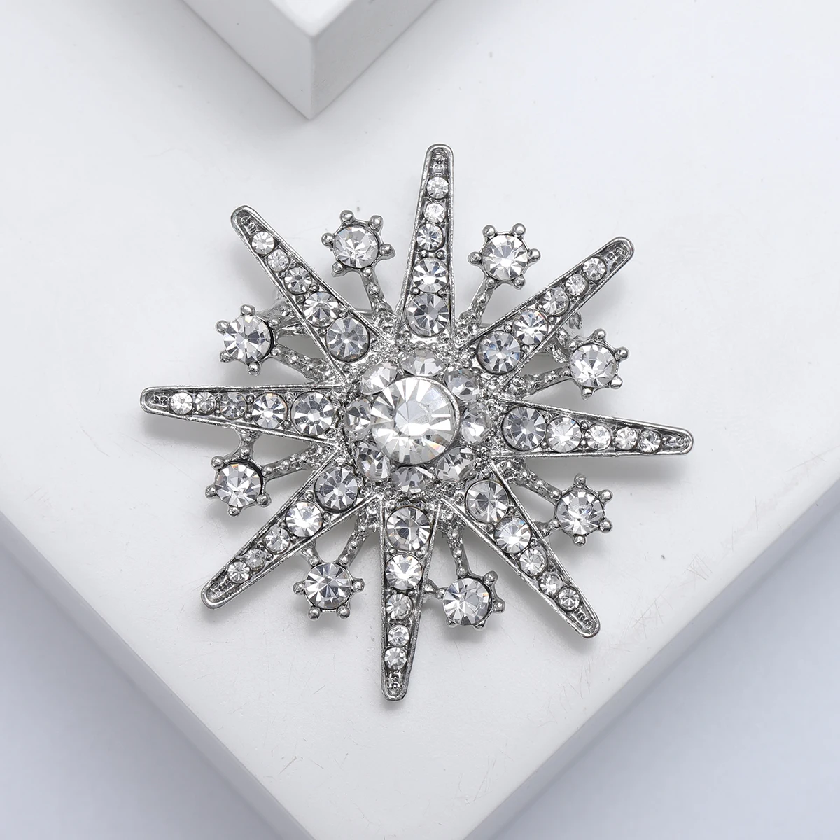 Korean Exquisite Rhinestone Star brooch Simple women\'s clothing accessories with corsage