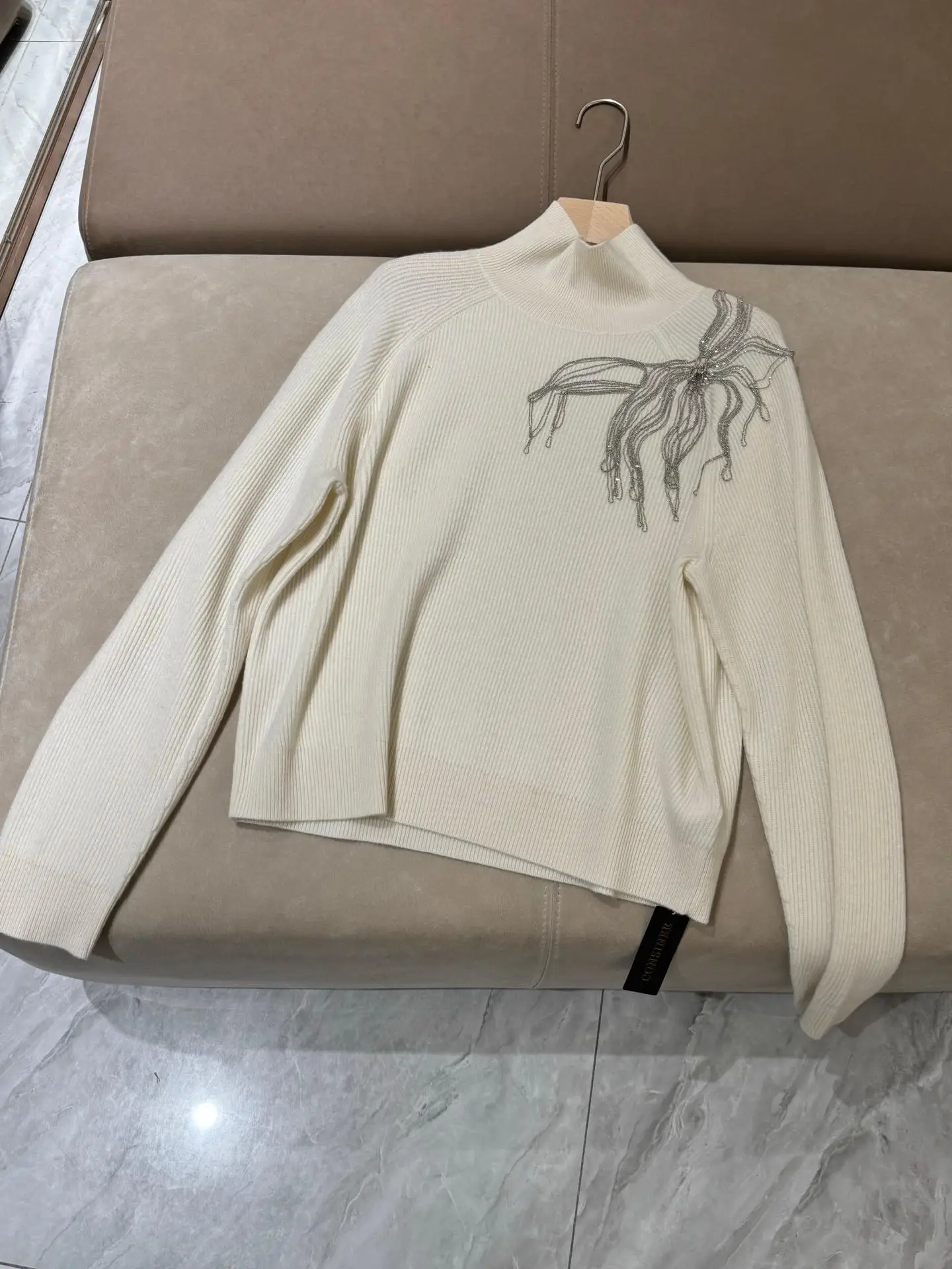 Lussuoso maglione da donna in maglia di cashmere al 100% con nappe a catena e collo medio alto