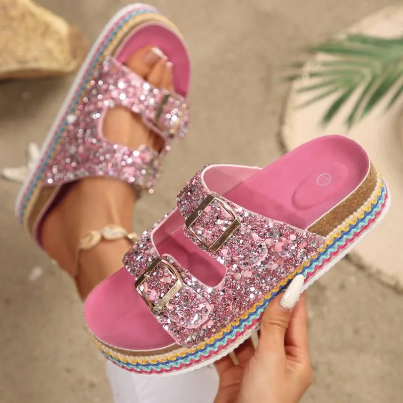 

Новые летние женские модные сандалии на платформе с круглым открытым носком, с металлической пряжкой, нескользящие, на плоской подошве