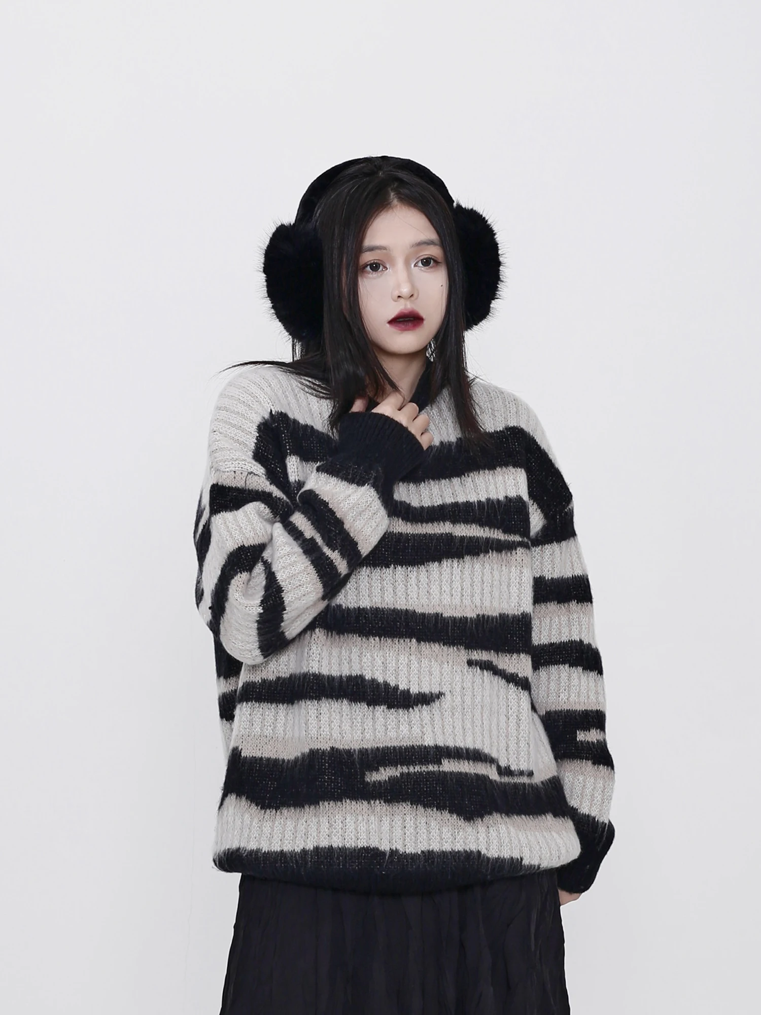 Autumn Winter New Knitted Cashmere Unisex Vintage Lazy Atmosphere Irregular Striped Design Knitwear round Neck Sweater