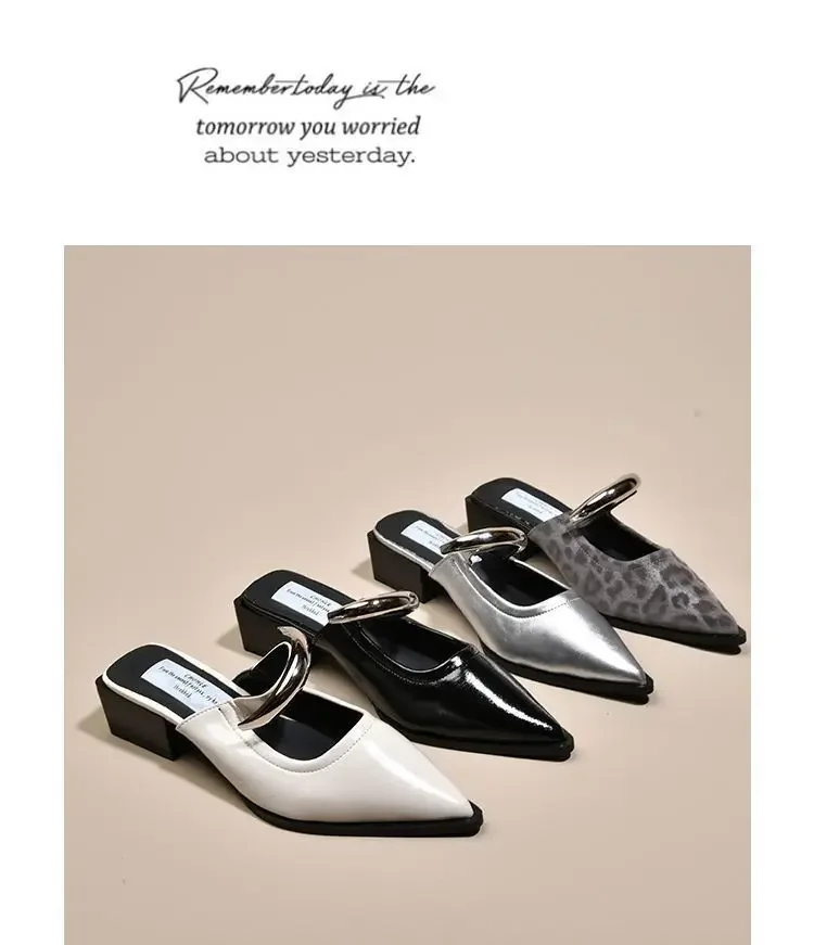 2026 Neue Damen-Cover-Toe-Mules mit Metallverzierung, dicker Absatz, bequeme Street-Style-Slipper – Detail 17
