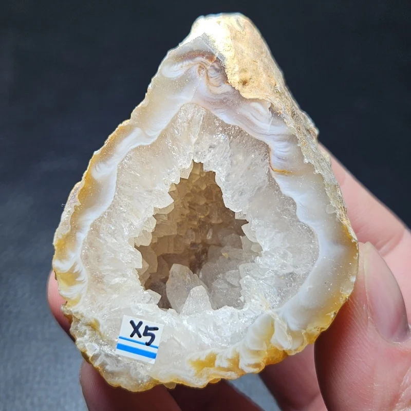 حوض كنز كريستال عقيق ريش مدغشقر طبيعي عالي الجودة مع قطعة تزيين مفتوحة مبتسمة