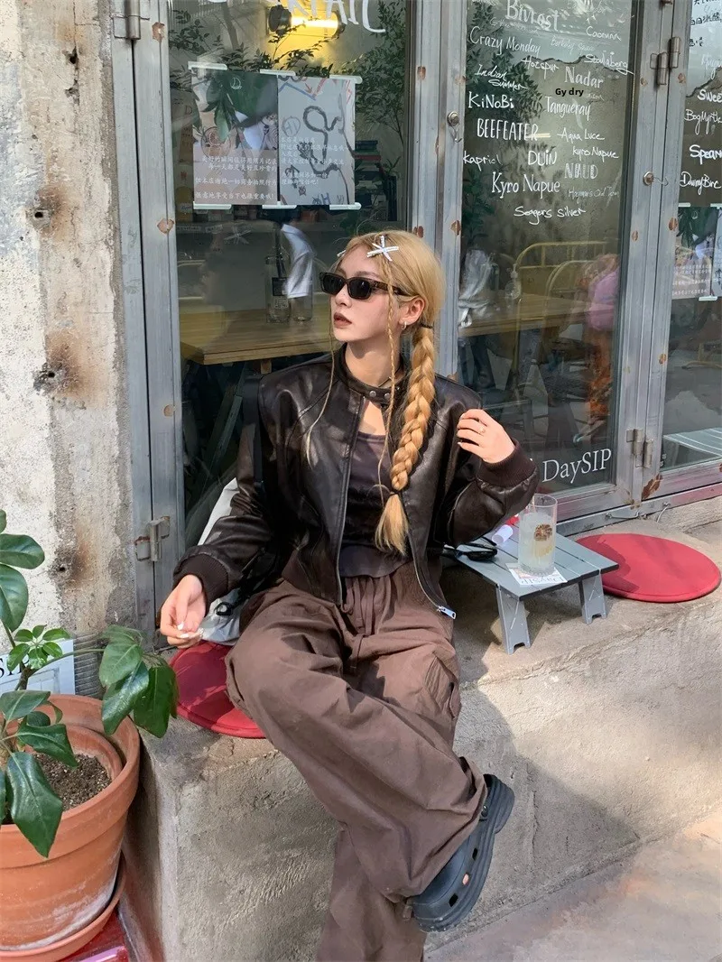 Amerykańska kurtka retro ze skóry ekologicznej, damska, jesienno-zimowa, dopasowany krój, styl hot girl, designerska, zapinana na zamek, jednolita.