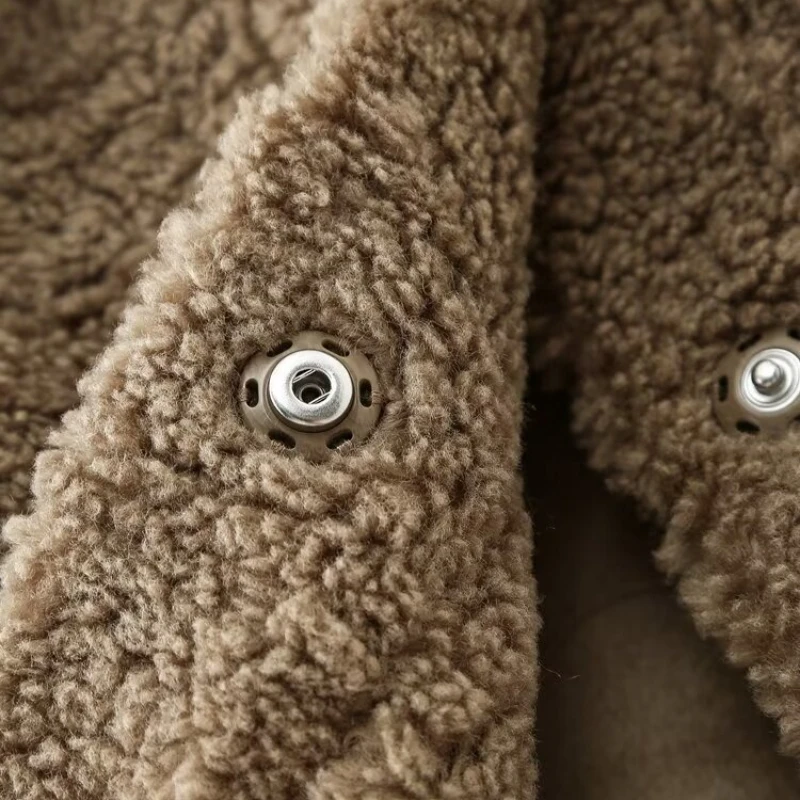 女性のショートソリッドフェイクラムファージャケットラペルスリムぬいぐるみアウタースタイリッシュなふわふわジャケット冬暖かい毛皮のようなコート長袖