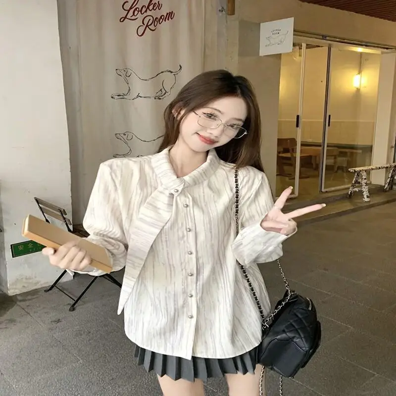 フレッシュでキュート、カジュアルな日常使いに。2025年秋の新作、レトロでクラシックな万能シャツデザイン。フレンチニッチなストライプ柄の長袖シャツトップス。