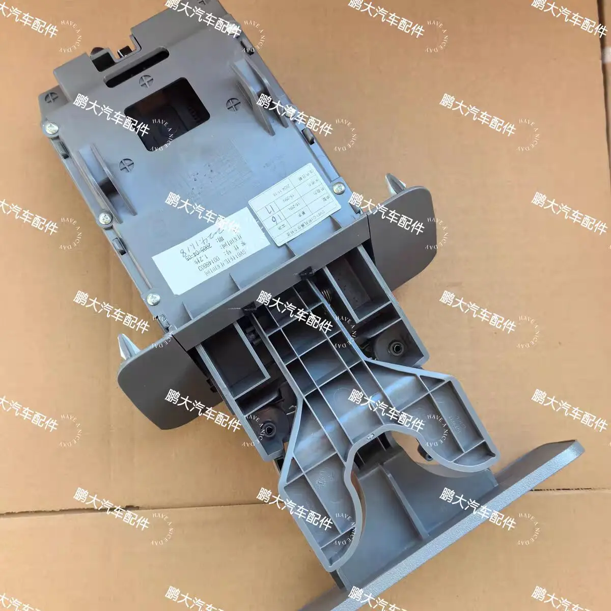 

Автозапчасти высокого качества для SAIC Maxus V80 2024 года: основание подстаканника, поднос для напитков, сборка подстаканника на приборную панель