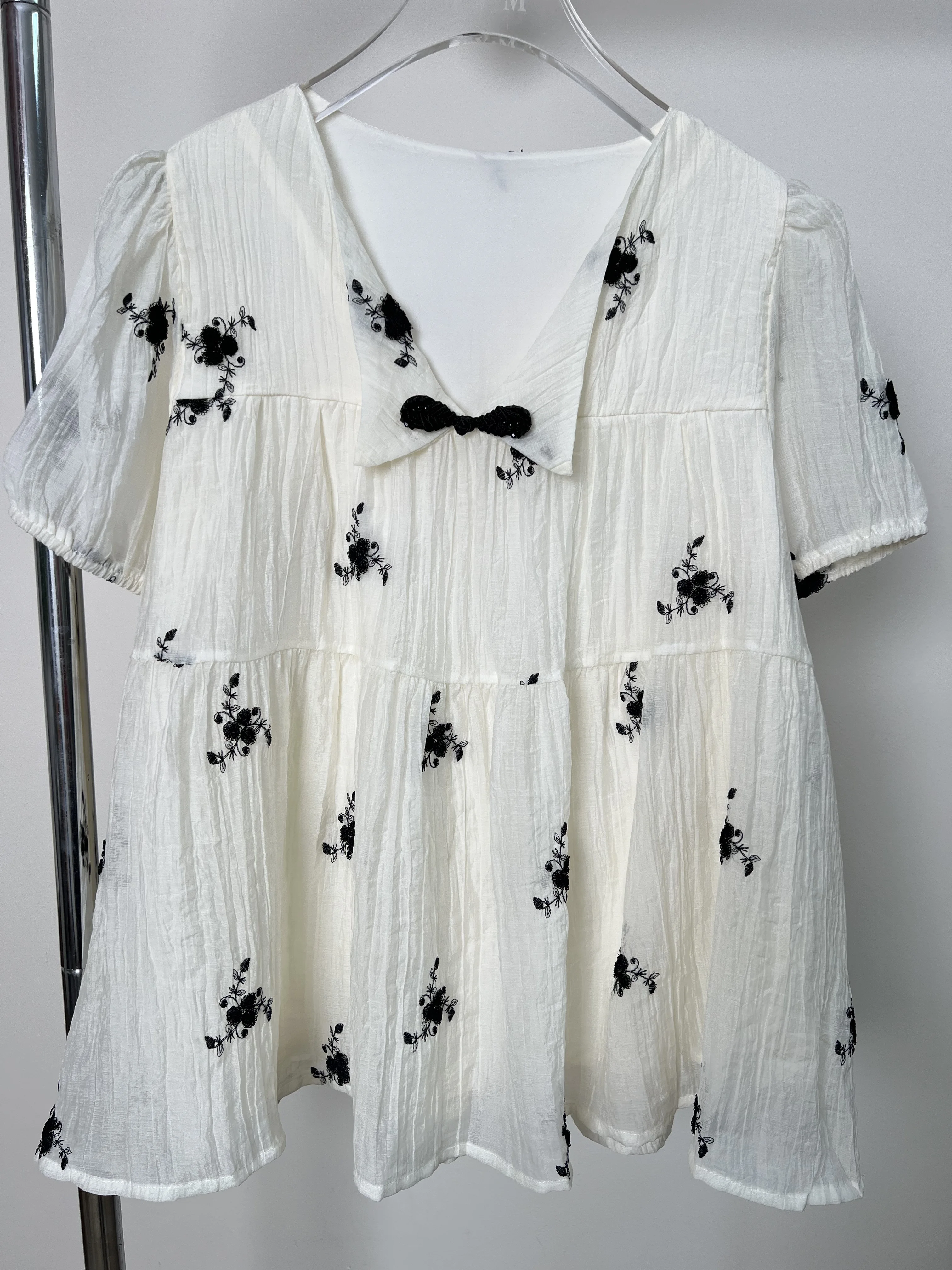 Women's White Floral Embroidered Blouse V‑Neck Puff Sleeve Loose Casual Top