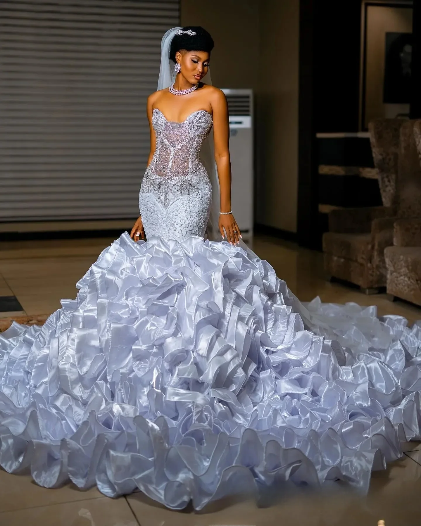 Suknie ślubne plus size na zamówienie dla panny młodej, krój syreny, prześwitujący dekolt, iluzja, warstwowy tiul, falbany, do kościoła, zdobione koralikami, koronka.