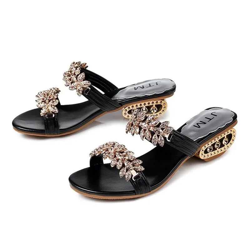 Chanclas de tacón bajo para Mujer, sandalias de verano con diamantes de imitación a la moda, zapatillas de lujo para exteriores, color negro, 2024