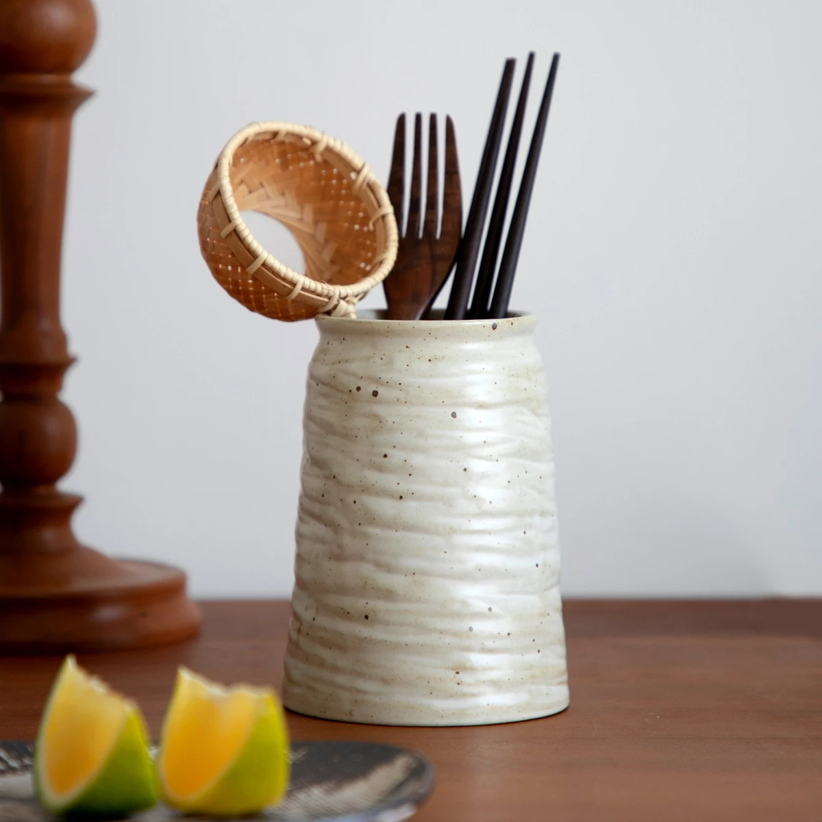 Nordic Handmade Coarse Ceramics Sesame Glaze Dining Utensils Storage Cylinder with Lid Lard Seasoning Jar Storage Jar