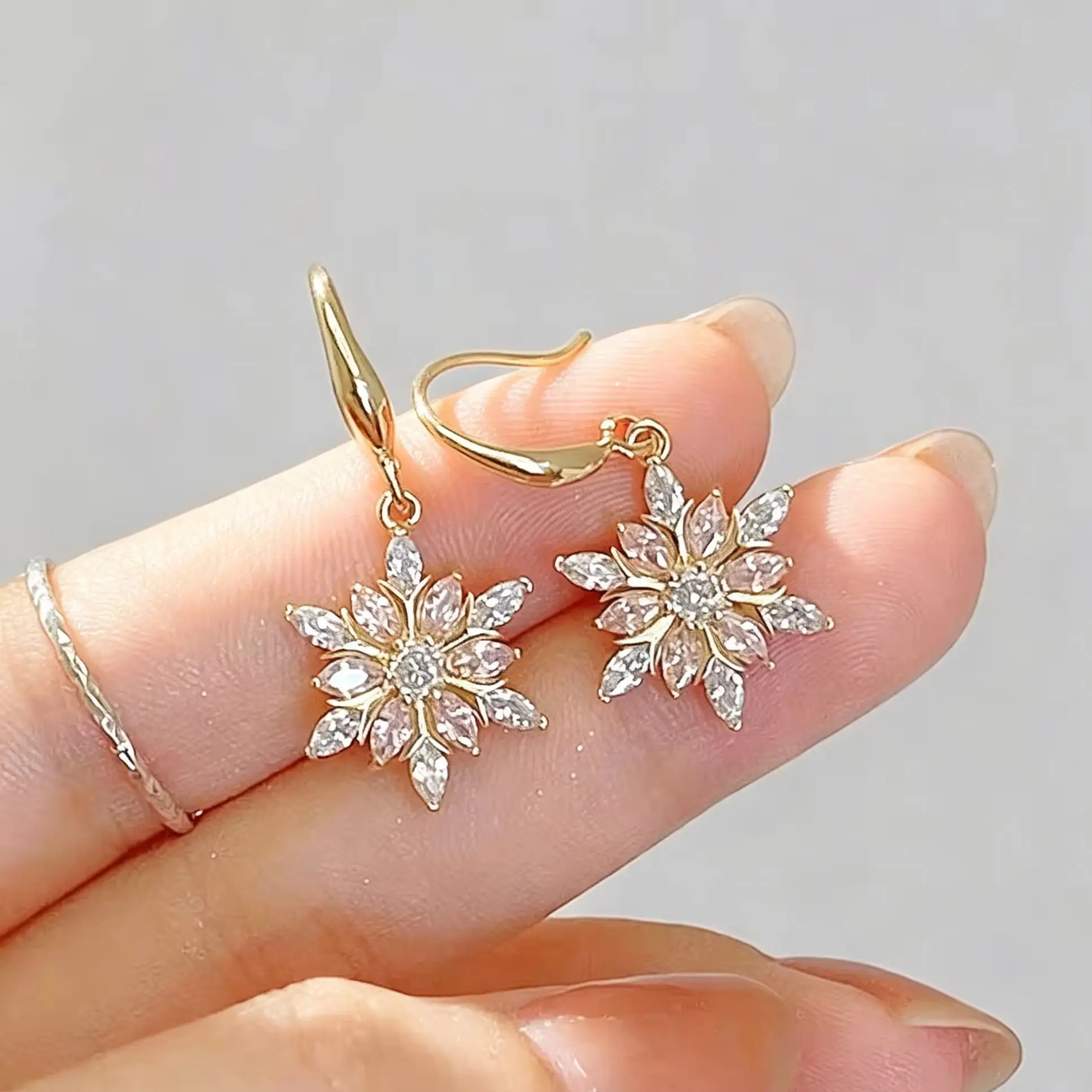 Trendy Zirkon vergoldet Schneeflocke Weihnachten Ohrringe baumeln Ohrstecker für Frauen Weihnachten New Year Party Schmuck Geschenk – Detail 2