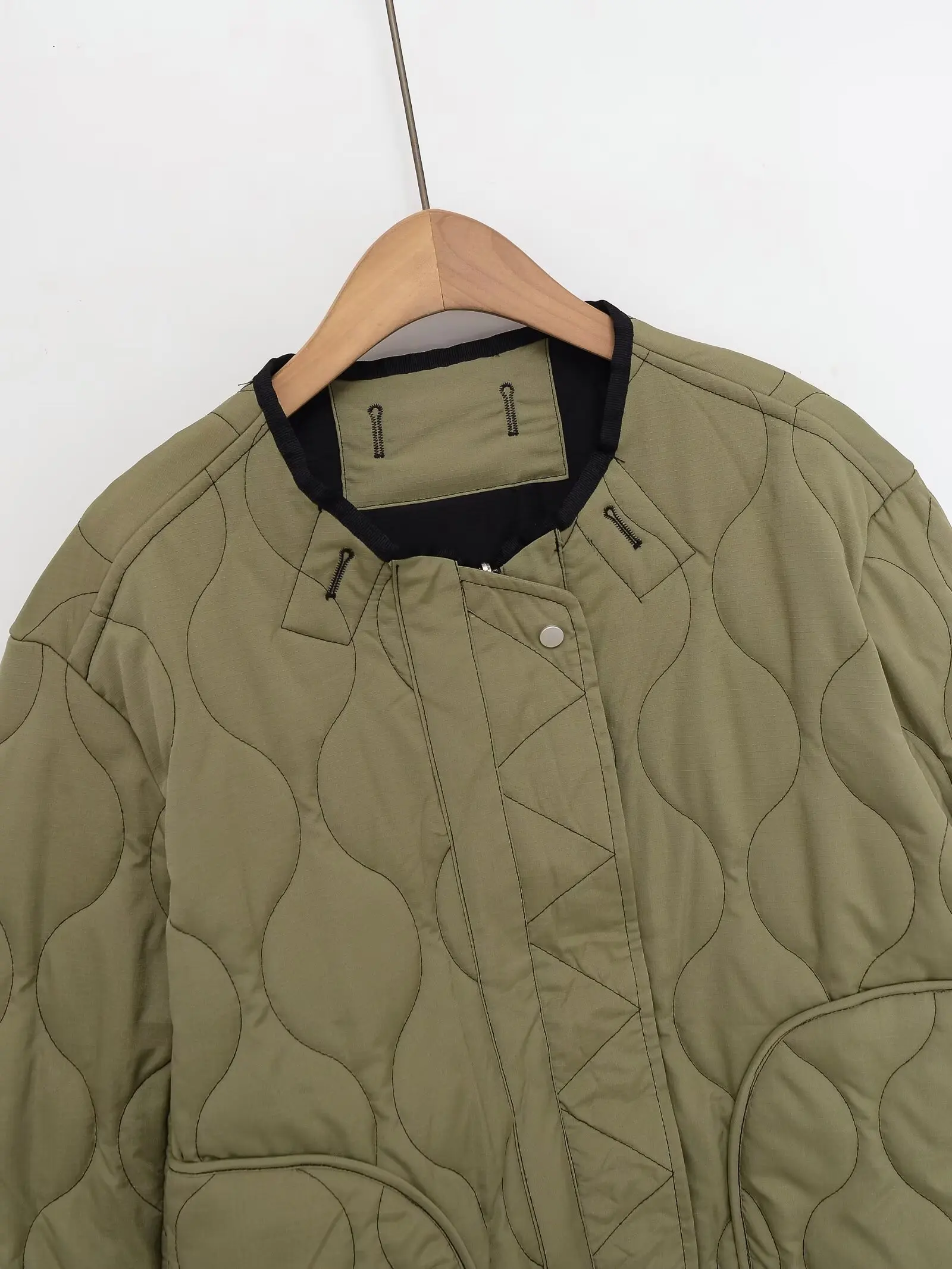 大きなポケットがアクセントになったレディースニューヴィンテージキルティングジャケット