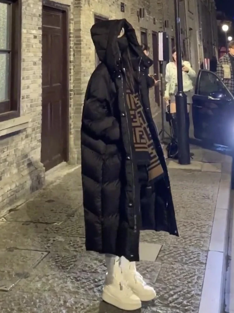 Długi, biały płaszcz puchowy za kolano z kapturem, zapinany na zamek, w stylu koreańskim, ocieplany, długi płaszcz damski na zimę.