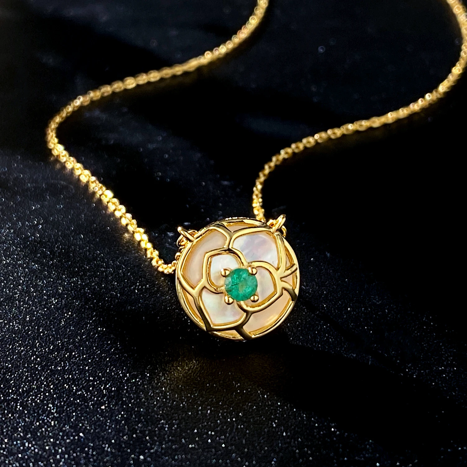 SILE Trendy Flower Round Pendant Natural Emerald Gemstone Clavicle Chains Women 925 Sterling Silver White Shell Necklaces Ladies